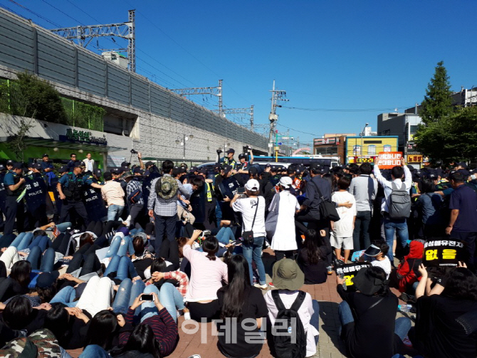 기독교단체 인천 퀴어축제장 점령…경찰과 대치중