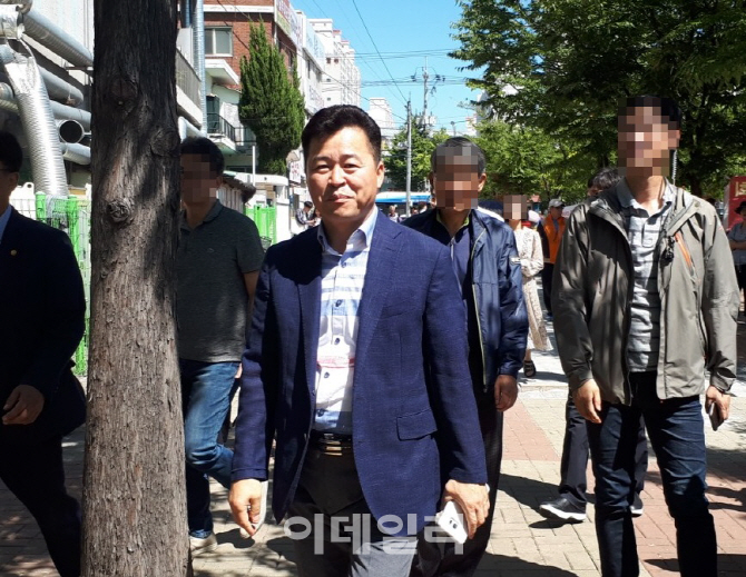 [포토]뒤늦게 인천퀴어축제 현장 찾은 허인환 동구청장