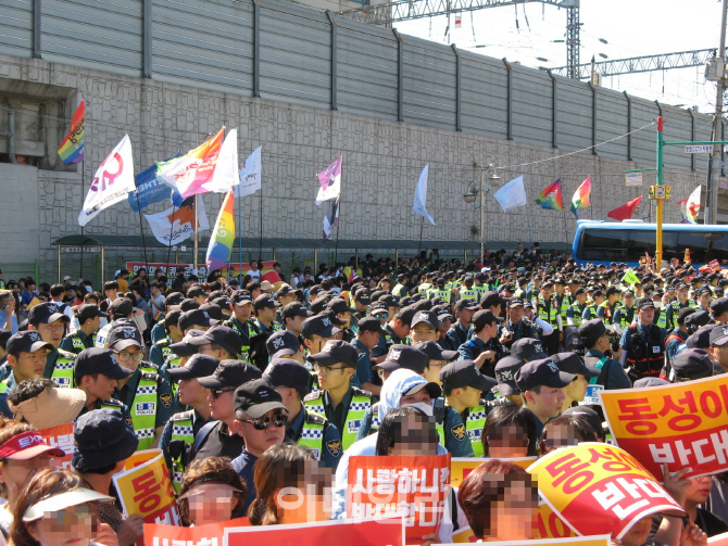 [포토]기독교 신도들에게 에워싸인 경찰관들