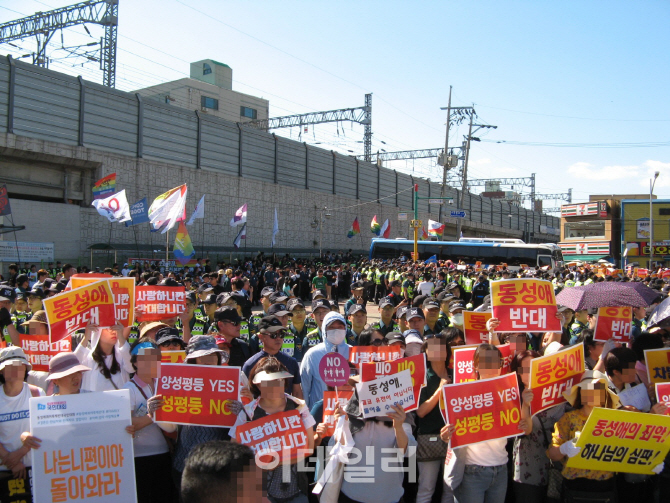 인천퀴어축제 개최 무산…"다양성 보장" Vs "사회혼란 조장"