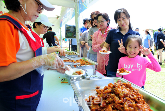 [포토] 축제장에서 열린 한돈 시식회