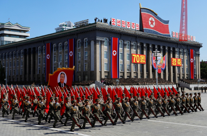 北 정권수립 70주년 열병식, ICBM 등 전략무기 없어…'수위조절' 분석