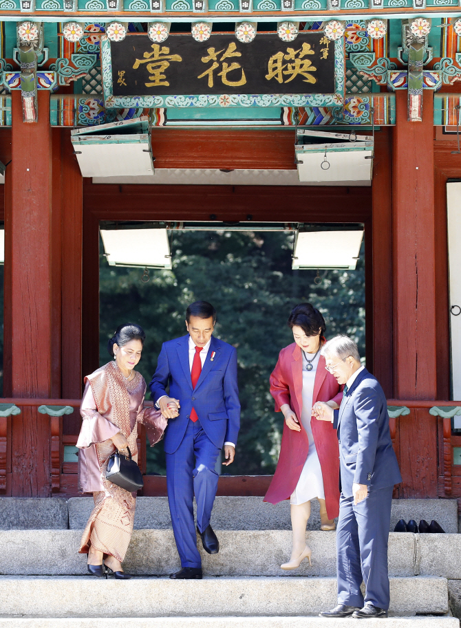 [포토] 계단 내려오며 부인 손잡아주는 한-인니 정상