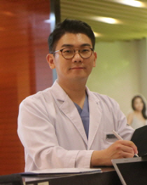 내 얼굴의 ‘심술보’ 눈밑지방 … 노안에 피곤한 인상까지