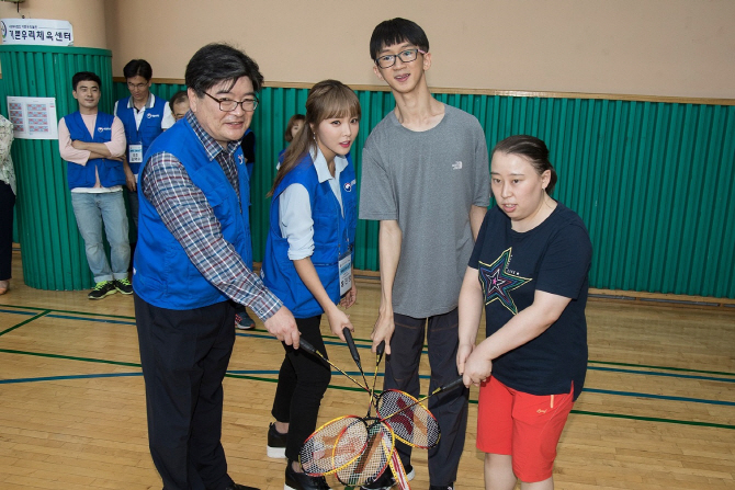 김용진 차관, 가수 홍진영과 장애인시설 생활체육 봉사