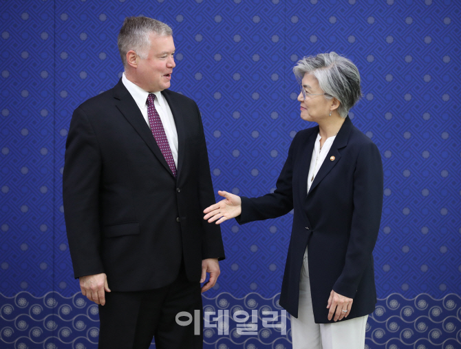 [포토]악수 권하는 강경화 장관