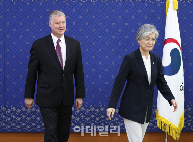 [포토]자리로 향하는 강경화-비건