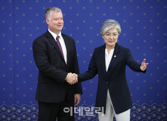 [포토]자리로 향하는 강경화 장관-비건 특별대표