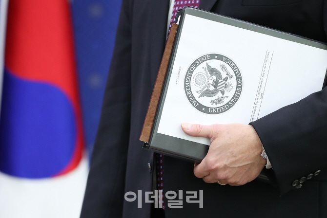 [포토]한국, 중국 방문 관련 자료 든 스티븐 비건