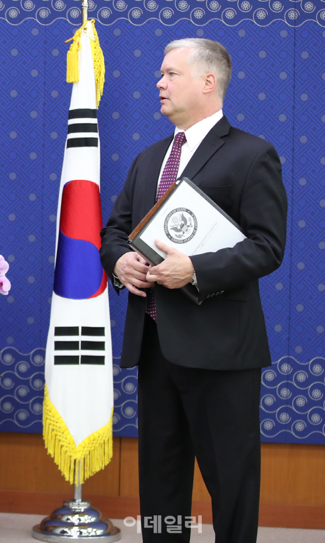 [포토]한국, 중국 방문 관련 자료 든 스티븐 비건 특별대표