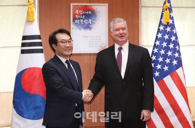 [포토]악수하는 이도훈 본부장-스티븐 비건 특별대표