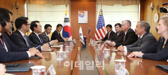 [포토]회담하는 이도훈 본부장-스티브 비건 특별대표