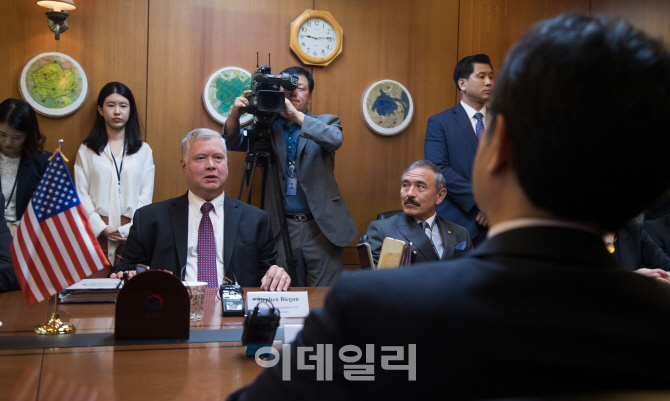 [포토]회담하는 스티브 비건