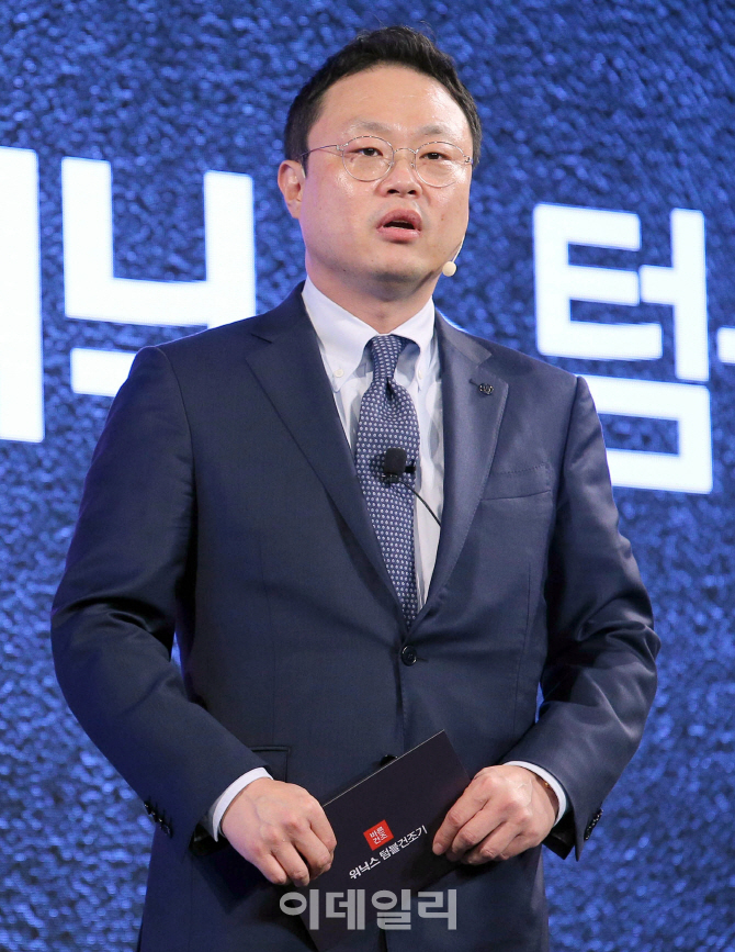[포토]위닉스 텀블건조기 설명하는 윤철민 대표