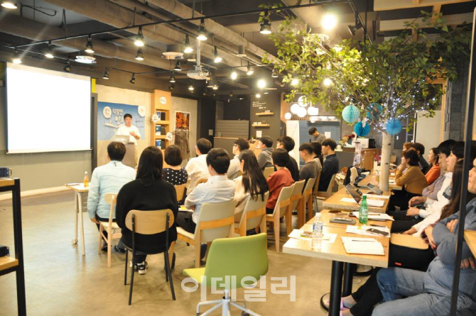 바쁜 직장인 위해 '인문학 프로그램' 배달합니다