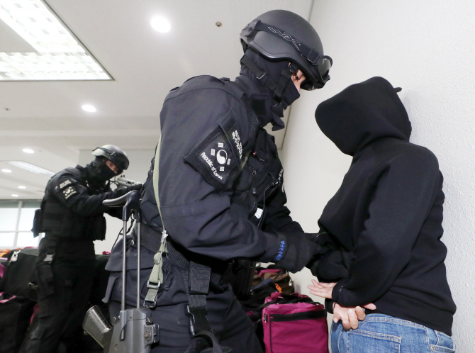 [포토] '테러범 꼼짝마'…인천항서 대테러 훈련