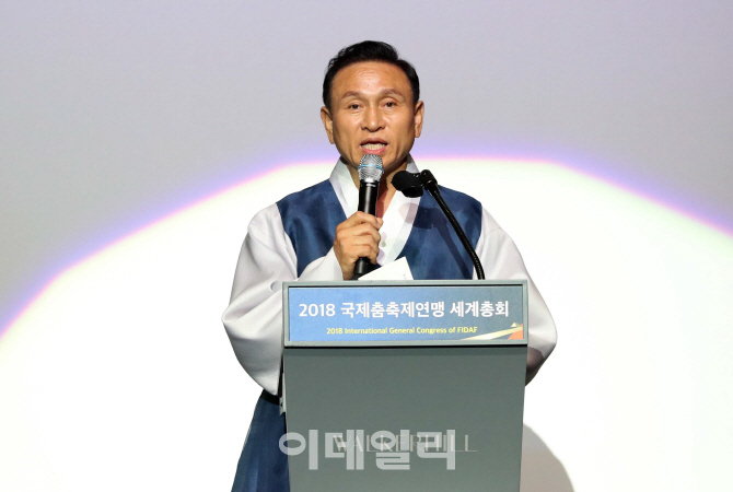 [포토]개막사하는 구본영 총재