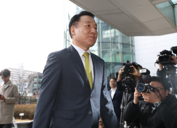 '강원랜드 채용비리' 염동열 의원, 첫 재판서 혐의 부인