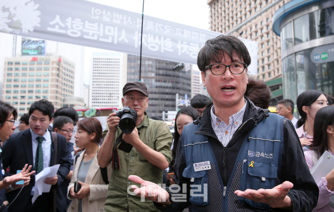 [포토]답변하는 김득중 지부장