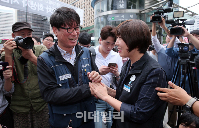 [포토]손잡은 김득중-김승하 지부장