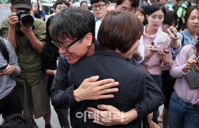 [포토]축하받는 김득중 지부장