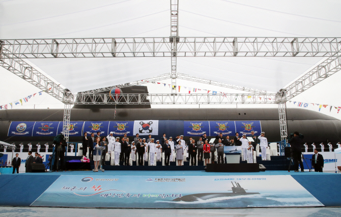 해군 '도산안창호함' 진수…중형 잠수함 설계·건조국 대열 합류