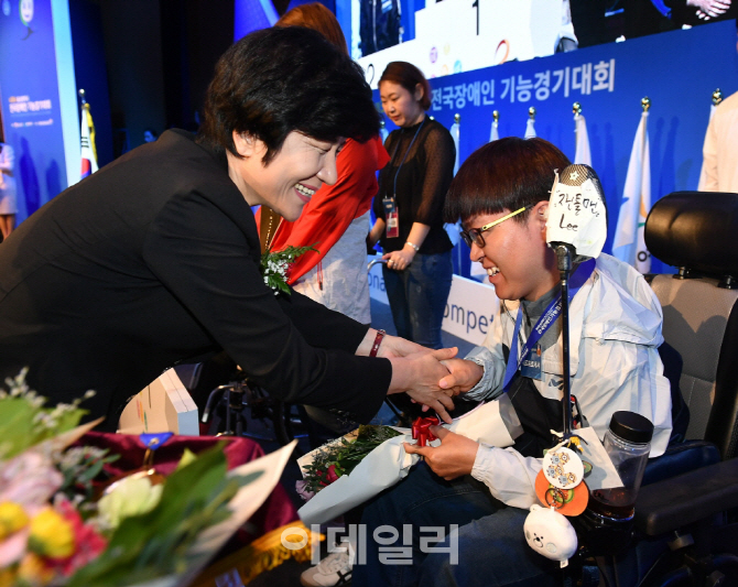 [포토]'제35회 전국장애인기능경기대회'에서 메달 수여하는 김영주 장관