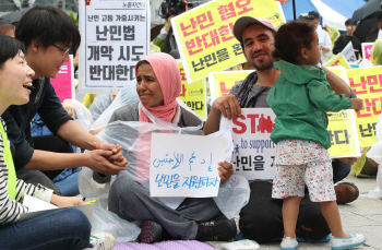 길하나 사이두고 "난민혐오 반대" Vs "가짜난민 추방" 충돌