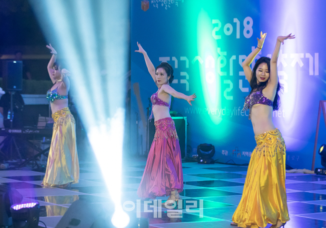 [포토] 밸리댄스 공연 펼치는 '비라' 팀