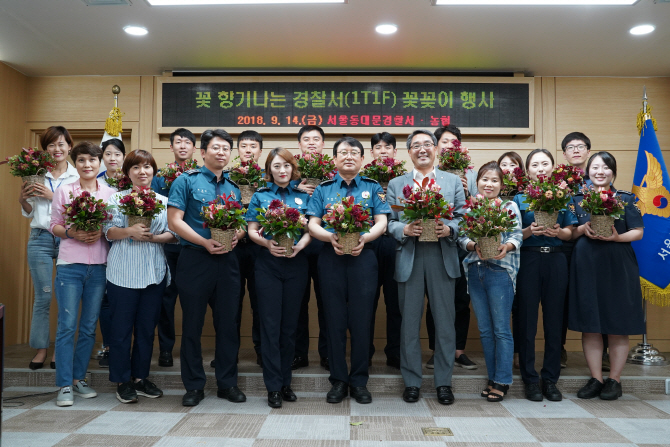 농협 경제지주, 동대문경찰서와 ‘한 테이블에 꽃 한송이’ 캠페인 알리기