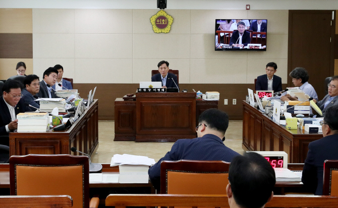 인천시의회 기행위, 교복 조례안 '단일 브랜드' 삭제 수정가결