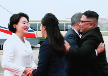 문재인-김정은 北에서 역사적 재회…시민들 "비핵화 시대 오길"