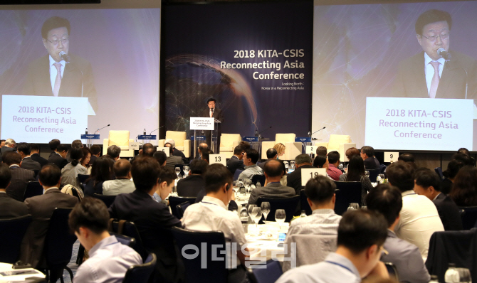 [포토]'2018 무협-CSIS 리커네팅 아시아'에서 개회사하는 김영주 무역협회 회장