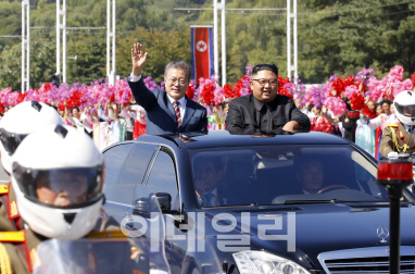 문대통령·김위원장, 오후3시45분 회담시작...서훈·정의용·김여정·김영철 배석