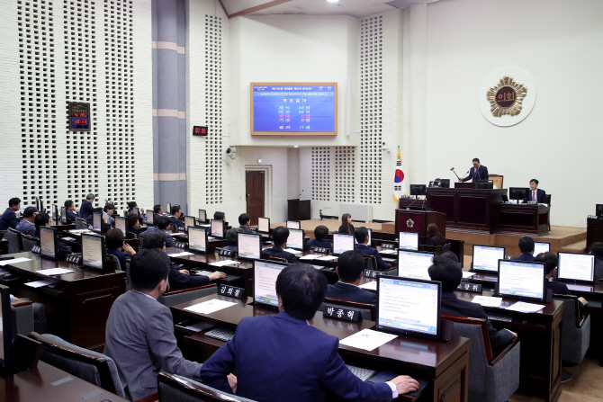 '인천 브랜드' 삭제된 무상교복 조례안, 심의 보류