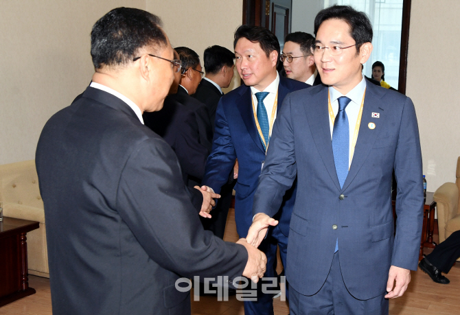 [포토]이재용-최태원 등 경제인들 '리용남 내각부총리와 면담'