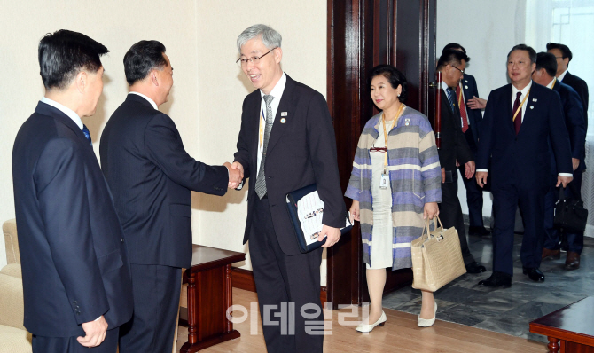 [포토]특별수행단 경제인들 '리용남 내각부총리와 면담'