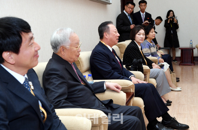 [포토]경제인들 소개하는 박용만 회장