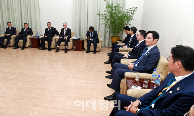 [포토]리용남 내각부총리와 면담하는 경제인들