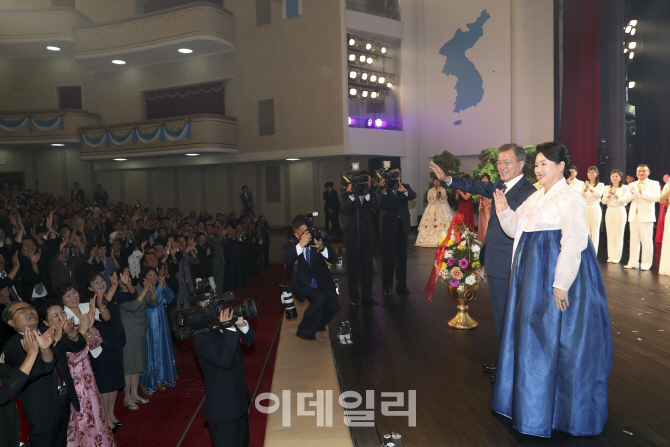 [포토]공연관람후 평양시민에게 인사하는 문재인 대통령 부부