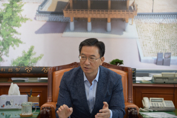 ①정성호 “최저임금 속도조절 논의할 필요 있어”