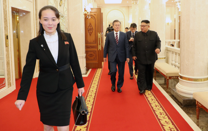 김여정, 이번에도 김정은 '밀착수행'…변함없는 존재감