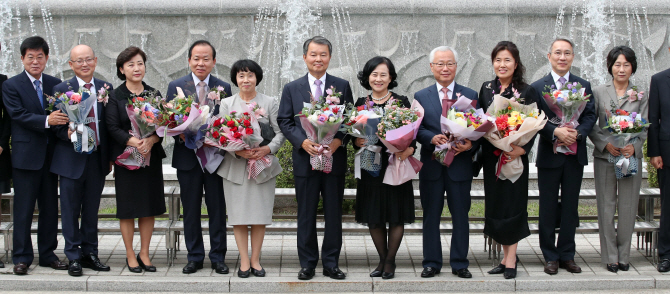 이진성 헌재소장·재판관 4인 퇴임…국회 늑장에 초유의 4인 체제