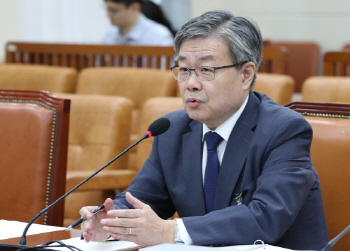 이재갑 고용 장관 후보자, 다운계약서·비상장주식 매입의혹 집중 추궁