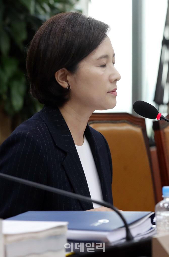 [포토]눈감은 유은혜 후보자
