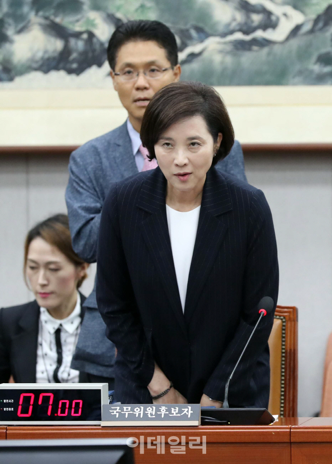 [포토]인사하는 유은혜 후보자