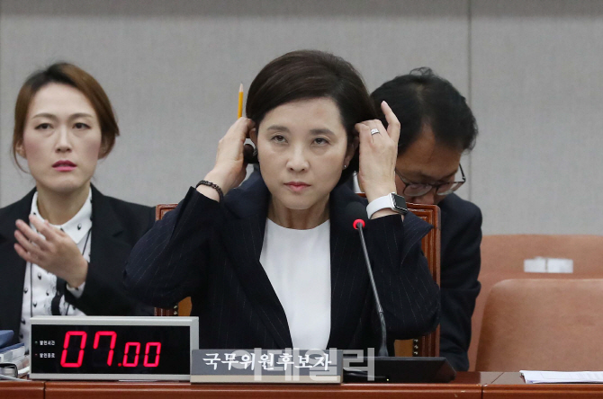 [포토]머리 만지는 유은혜 사회부총리 후보자