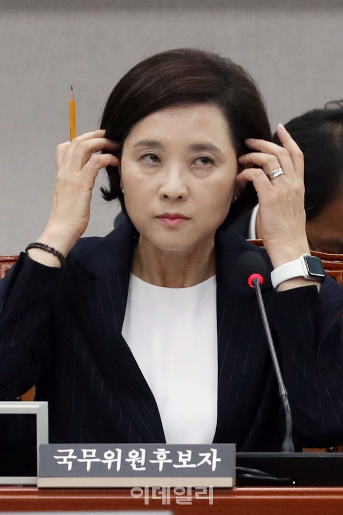 [포토]머리 만지는 유은혜 후보자