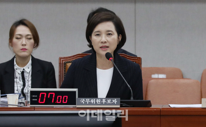 "장관하다 말고 총선 나가나" 1년짜리 교육부 수장 비판