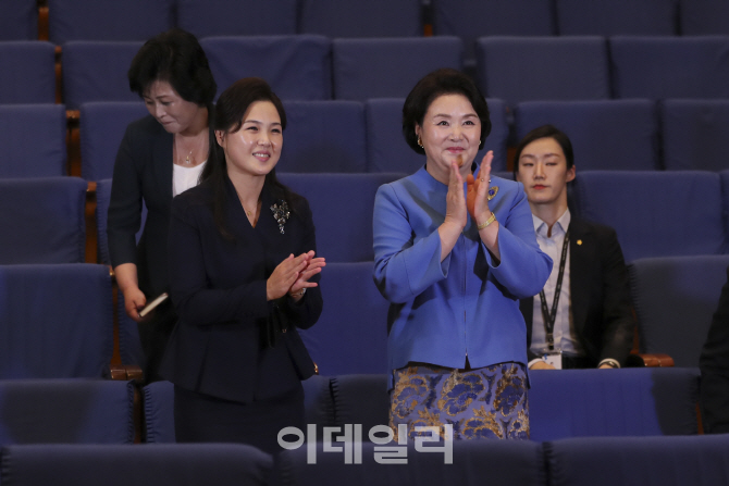 김정숙 여사·특별수행단, 만경대 학생소년궁전서 공연 관람